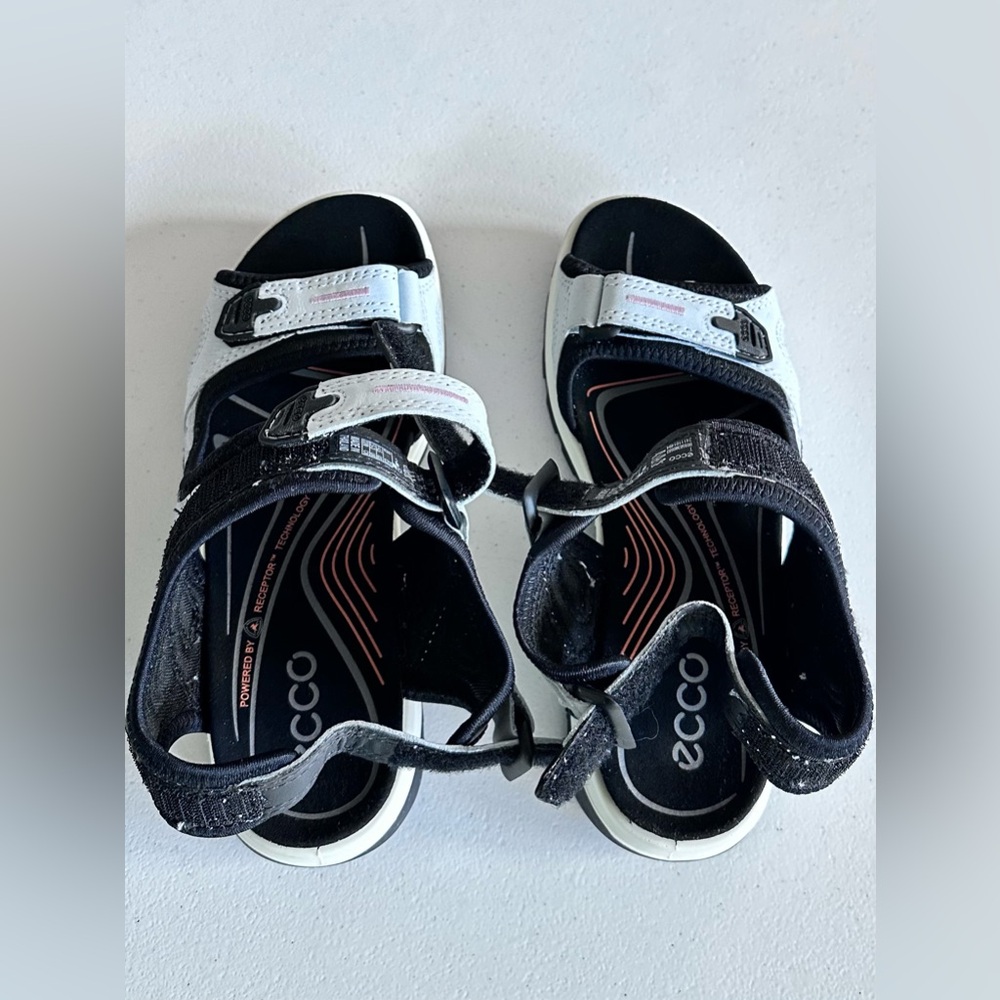 ECCO
Women's Nubuck Outdoor Sandal Size 4-4.5 - Picture 11 of 13